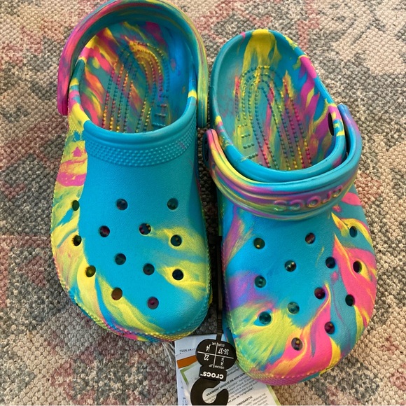 NEW Rainbow Tie Dye Crocs Size J4 - Picture 3 of 9